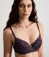 Soutien Lov modelo media taza confeccionado en encaje con textura floral. Posee breteles finos ajustables y copas con soporte.