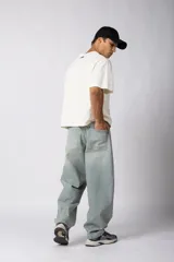 Pantalón de jean con corte balloon, de tiro medio y pierna ancha con caída relajada. Presenta un lavado tipo oxidado en tono celeste claro.