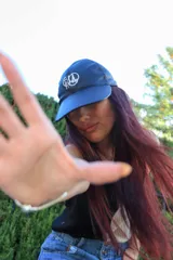 Musculosa con diseño color block, mitad negra y mitad gris claro, con cuello en V y logo bordado en el pecho.