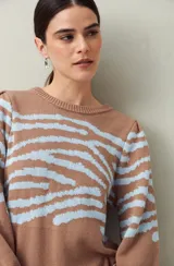 Sweater de punto jacquard con estampa animal print en tonos marrón y celeste, con cuello redondo y mangas largas abullonadas.