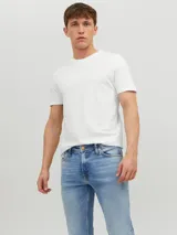 Camiseta blanca de manga corta y cuello redondo, marca Jack & Jones Essentials.