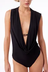 Body negro de microfibra con capucha, logo en el centro, tiras para atar en la espalda y botón snap en la parte inferior.