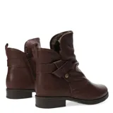 Botas de caña media confeccionadas en cuero negro, con interior forrado en corderito sintético color crema. Presentan un diseño con detalle de tira lateral con hebilla metálica y suela plana con pequeño tacón.