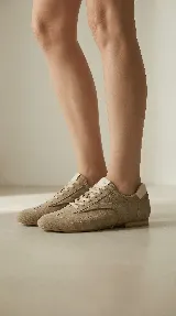 Zapato de cuero plateado con diseño minimalista, cordones al tono y suela plana flexible. Combina la comodidad de un champión con la estética de un zapato formal.