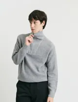 Remera de punto inglés con cuello alto y medio cierre metálico. Presenta mangas largas y puños en punto canalé.