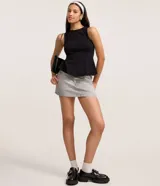 Blusa sin mangas de color blanco confeccionada en tejido punto roma. Presenta un diseño peplum alargado con breteles anchos y volados en el ruedo. Marca Blue Steel.