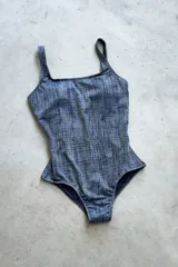 Traje de baño enterizo con escote recto, tiras anchas y espalda cuadrada. Incluye almohadillas desmontables.