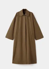 Abrigo largo oversize de algodón color verde militar, con cuello camisero, cierre delantero de botones ocultos, bolsillos laterales y tiras decorativas en el frente.
