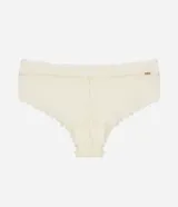 Bombacha caleçon femenina color blanco marfil, confeccionada en encaje floral con transparencia, cintura media, laterales anchos y bordes ondulados.
