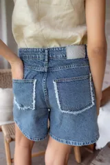 Short de denim color crudo, de calce relajado y cintura media.