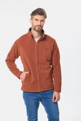 Campera polar de abrigo azul marino, con cuello alto, cierre frontal y bolsillos laterales y en el pecho con cierre.