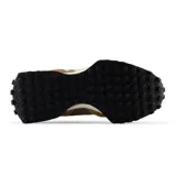 Championes New Balance modelo 327, color beige y marrón, confeccionados en gamuza y nylon, con logo "N" característico en los laterales, entresuela de goma y suela de caucho con tacos.