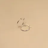 Aros tipo argolla clásicos fabricados en plata 925, con diseño minimalista y cierre de gancho integrado.