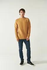 Sweater negro de punto con textura acanalada horizontal, cuello redondo y logo bordado en el pecho.