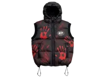Chaleco puffer negro con capucha, estampado de manos rojas y logo bordado. Cuenta con cierre frontal y bolsillos con cierre.