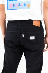 Pantalón de pana gruesa color negro, de corte recto y confeccionado en algodón 100%.