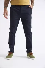 Pantalón chino de gabardina con corte skinny, bolsillos laterales y traseros, y cierre frontal con botón y cremallera.