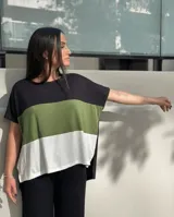 Remera de corte holgado con diseño tricolor en bloques horizontales negro, verde oliva y blanco. Presenta mangas cortas y un estilo relajado.