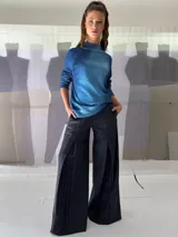 Buzo oversize verde con cuello alto y puños tejidos en morley. Confeccionado en lana merino teñida artesanalmente.