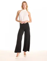 Pantalón palazzo azul marino de tiro alto, confeccionado en tejido elastizado. Presenta una cintura lisa y costuras verticales pronunciadas a lo largo de cada pierna. El corte es amplio desde la cadera hasta el ruedo, con una caída elegante.