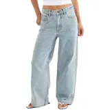 Pantalón de jean azul claro, de corte holgado tipo boyfriend, con tiro alto y pierna recta.