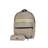 Mochila Adidas color beige con tres bandas horizontales en amarillo, verde y gris. Incluye un compartimento principal con cierre, un bolsillo frontal con cierre y un estuche pequeño con cierre.