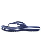 Ojotas Crocband Flip de Crocs, color verde militar con una línea blanca en la entresuela. Diseño ligero con tira superior de TPU y plantilla con textura de masajes.