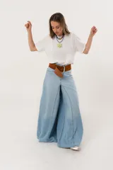 Pantalón de jean celeste de tiro medio y corte súper campana.