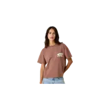 Remera oversize color marrón arcilla con cuello redondo y diseño gráfico estampado en la espalda en color blanco con inscripciones de la marca.