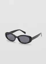 Lentes de sol con montura de policarbonato y diseño alargado de inspiración futurista, color negro.