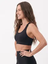 Top deportivo negro con diseño de espalda deportiva y escote redondo.