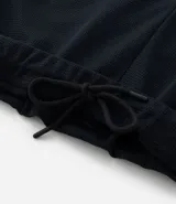 Pantalón deportivo de corte ajustado, confeccionado en tejido de poliéster texturizado color negro. Presenta cintura elástica con cordón de ajuste, bolsillos laterales con cierre y puños elásticos en los tobillos.