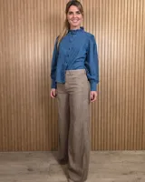 Jean de tiro medio en denim color tostado, con diseño de pierna ancha estilo wide leg y bolsillos traseros.