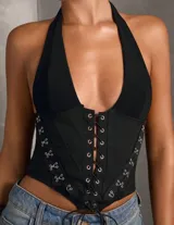 Top tipo corset negro con escote halter y cordones ajustables en el frente.