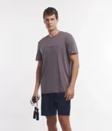 Remera deportiva dry fit de manga corta y cuello redondo, color gris, con estampado de lettering contrastante en el pecho.