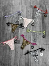 Colaless de lycra estampada con tiras laterales para atar.