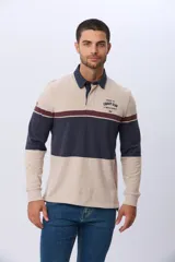Remera polo de manga larga con diseño de bloques de color horizontales en tonos azul, verde y marrón. Presenta cuello clásico, cierre frontal con botones y bordado en el pecho. Cuenta con puños elásticos acanalados.