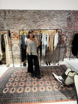 Chaleco tejido color beige con terminación en flecos.