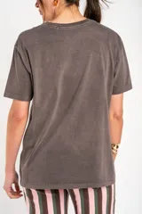 Remera oversize de algodón lavado, color marrón, de manga corta y cuello redondo.