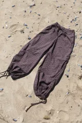 Pantalón marrón de broderie 100% algodón, con cintura elástica ajustable con cordón y puños fruncidos en los tobillos con cordones ajustables.