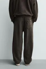 Pantalón jogger balloon fit de hombre, color negro con efecto lavado, confeccionado en algodón con interior afelpado. Cuenta con cintura elástica, bolsillos laterales y detalle de bolsillos traseros.