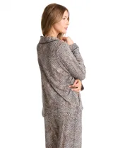 Conjunto de pijama compuesto por una camisa de manga larga con cuello solapa, escote en V, cierre frontal con botones y bolsillo aplicado, junto con un pantalón de cintura elastizada con lazo de ajuste. Presenta un estampado floral en tonos azules sobre fondo blanco.
