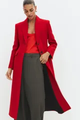Abrigo entallado de Zara Woman Collection confeccionado en mezcla de lana, con cuello de solapa, manga larga con hombreras, falsos bolsillos de solapa y cierre frontal con botones.