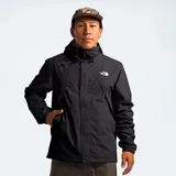 Campera impermeable The North Face modelo Antora, color negro, con capucha ajustable, cierre frontal con cremallera y bolsillos laterales. Logo de la marca estampado en blanco en el pecho y en la espalda.
