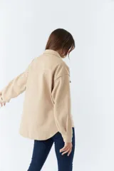 Sobrecamisa color rosa con cuello camisero, cierre frontal con botones, dos bolsillos de parche con solapa en el pecho, mangas largas con puños abotonados y corte holgado.