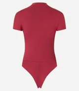 Body manga corta color borgoña, con cuello redondo medio y cierre inferior.