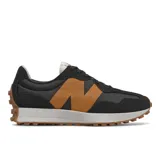 Championes New Balance modelo MS327HN1, color negro con detalles en marrón claro y blanco. Presentan un empeine de ante y material sintético, con un logo "N" sobredimensionado en el lateral y suela de goma en relieve.