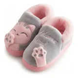 Pantuflas cerradas de color azul con diseño de gatito, confeccionadas en piel sintética suave con interior de peluche gris. Presentan un bordado con la frase 'Welcome Home' y apliques de patitas de gato. Cuentan con suela de goma antideslizante.