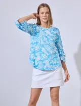 Blusa estampada de seda fría, marca Ruby Rd, con cuello redondo y mangas 3/4 con volados.