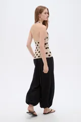 Top de punto al cuerpo con cuello halter, color beige con estampado de lunares marrones.
